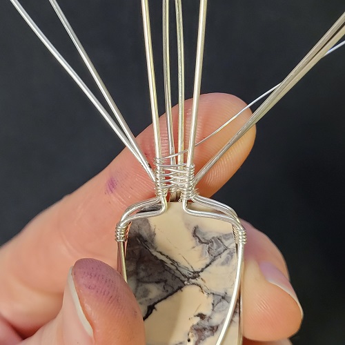 Jennifer Brooks's Snowy Road Pendant - Wrapping the Bail., Classic Wire Jewelry, Wire Wrapping, Wrapping, Wire Wrapping Jewelry, Weaving, Wire Weaving, Weaving Wire, Wrap the U wire posts twice in between the first set of figure 8 weaves